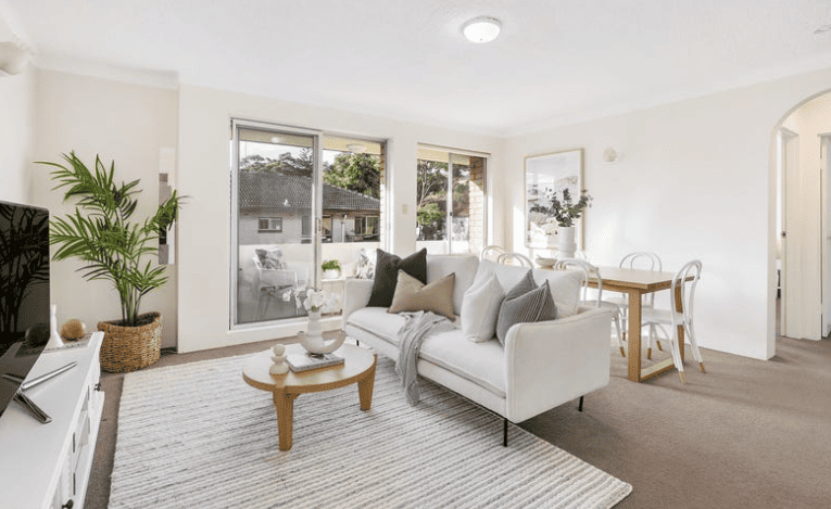 Άψογα καθαρό σαλόνι διαμερίσματος Airbnb έτοιμο για επισκέπτες